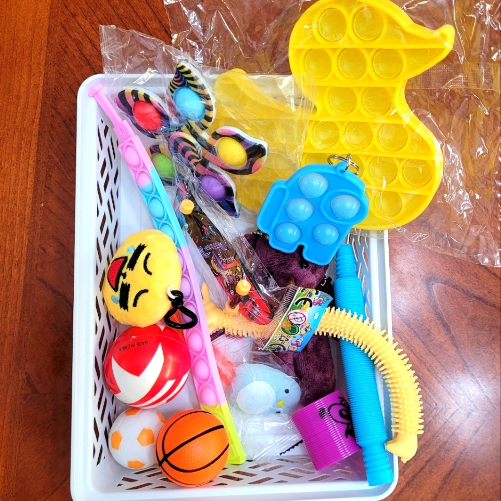 KIDS FIDGET TOY MYSTERY BOX KIDS TOYS MYSTERY BIRTHDAY 15 PIECES NWT BOYS GIRLS